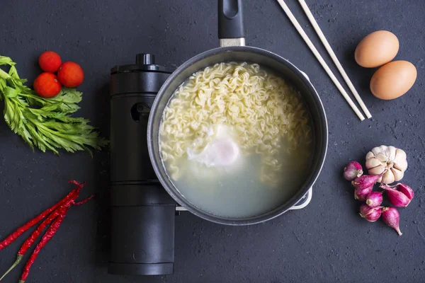 Vista Superior Fideos Huevo Cocinado Cacerola Con Condimento Sobre Mesa —  Fotos de Stock