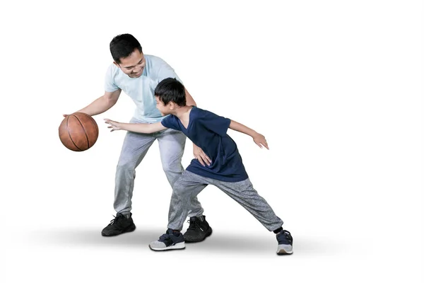 Immagine Giovane Uomo Suo Figlio Che Giocano Basket Mentre Esercitano — Foto Stock