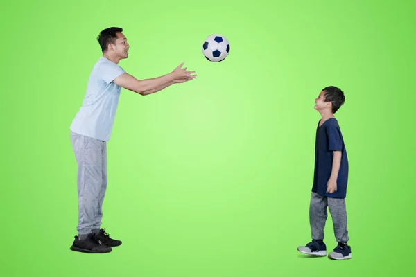 Picture Young Man Throwing Soccer Ball His Son While Playing — Stock Photo, Image