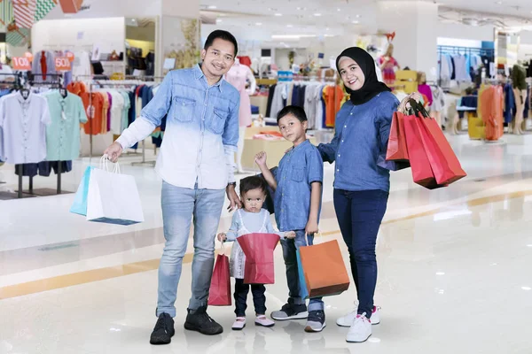 Picture Happy Asian Family Holding Shopping Bags While Standing Mall — Stock Photo, Image