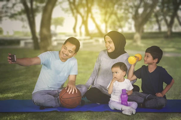 Glückliche Familie Macht Selfie Foto Mit Handy Park Während Sie — Stockfoto