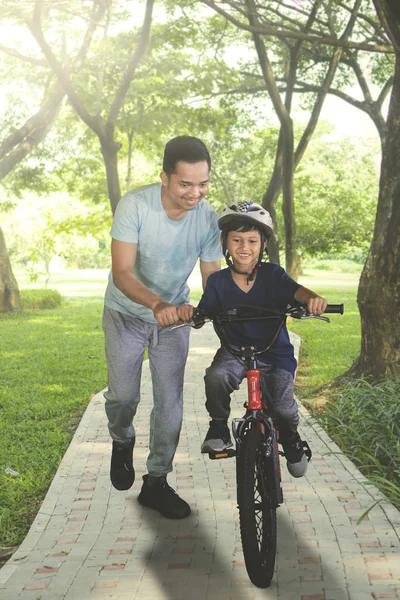 Retrato Pai Feliz Ensinando Seu Filho Andar Bicicleta Estrada Parque — Fotografia de Stock