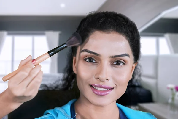 Närbild Lycklig Kvinna Tillämpas Pulver Hennes Makeupartist Medan Gör Makeup — Stockfoto