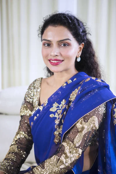Junge Indische Frau Trägt Blaue Sarareklamotten Während Sie Die Kamera — Stockfoto