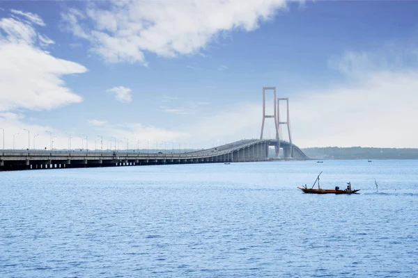 Beau Paysage Détroit Madura Avec Pont Suramadu Sous Ciel Bleu — Photo