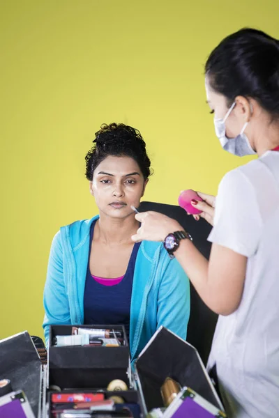 Truccatore Femminile Utilizzando Una Spugna Cosmetica Mentre Trucco Visage Suo — Foto Stock