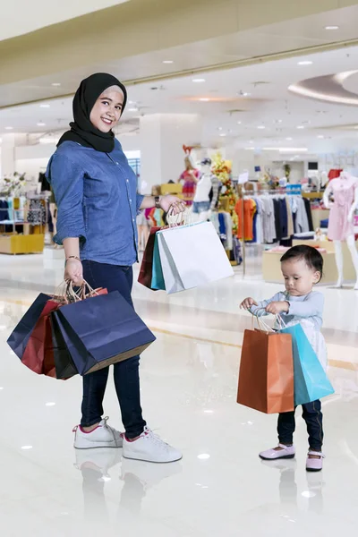 Porträtt Happy Mother Shopping Med Sin Dotter Gallerian Medan Håller — Stockfoto