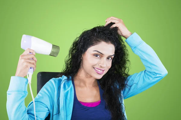 Imagem Menina Bonita Sorrindo Para Câmera Usar Secador Cabelo Estúdio — Fotografia de Stock