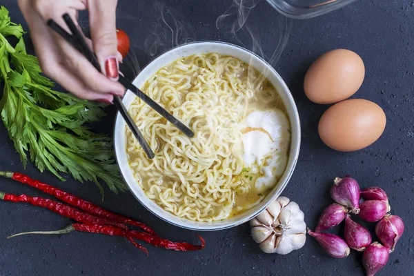 Bilinmeyen Kadının Üstten Görünüm Holding Chopsticks Masaya Anlık Noodle Ile — Stok fotoğraf