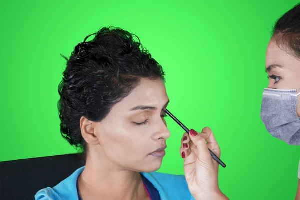 Bilden Indien Kvinna Tillämpas Ögonskugga Medan Gör Makeup Med Hennes — Stockfoto