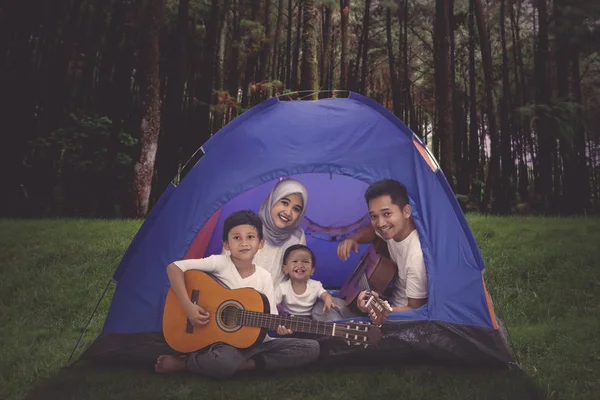 Portrait Jeune Famille Heureuse Jouant Guitare Dans Tente Tout Campant — Photo