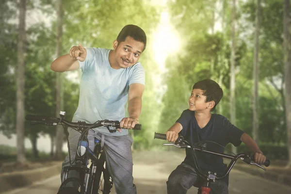 Bild Eines Jungen Mannes Der Mit Seinem Sohn Fahrrad Fährt — Stockfoto