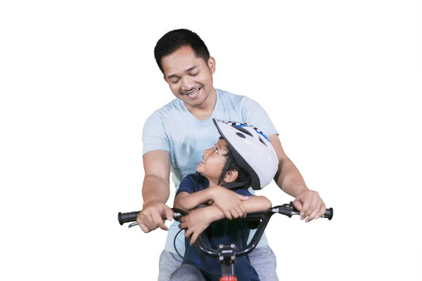 Jovem Seu Filho Andando Bicicleta Juntos Estúdio Isolados Fundo Branco — Fotografia de Stock