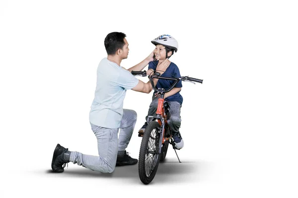 Retrato Jovem Prende Capacete Seu Filho Enquanto Anda Bicicleta Tiro — Fotografia de Stock