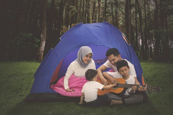 Obrázek Mladé Muslimské Rodiny Hraje Kytaru Při Táboření Lese — Stock fotografie