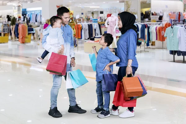 Picture Young Muslim Family Shopping Together Mall While Holding Shopping — Zdjęcie stockowe