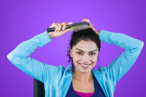 Picture Young Woman Looks Happy While Combing Her Curly Hair — Stock Photo, Image