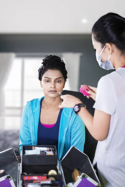 Wizerunek Młodej Kobiety Pomocą Kosmetycznej Gąbki Podczas Robienia Makijażu Visage — Zdjęcie stockowe