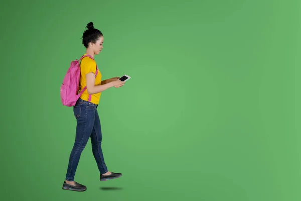 Вид Збоку Азіатські Жінки Студент Використовуючи Цифровий Планшетний Під Час — стокове фото