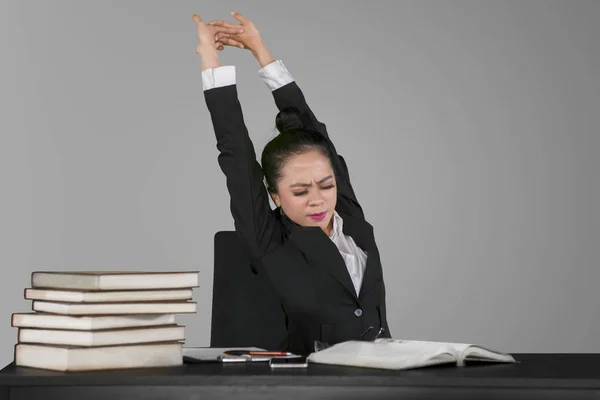 Immagine Una Giovane Donna Affari Sembra Stanca Mentre Allunga Braccia — Foto Stock