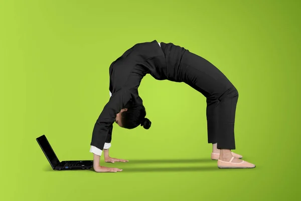 Junge Geschäftsfrau Trägt Ballettschuhe Während Sie Mit Einem Laptop Mit — Stockfoto