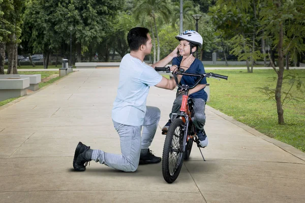 Portrait Jeune Homme Attachant Casque Son Fils Alors Roulait Vélo — Photo