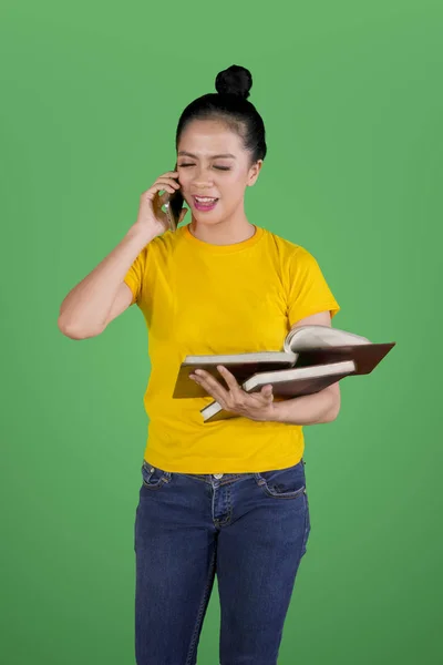 Junge Asiatische Studentin Telefoniert Während Sie Bücher Studio Mit Grünem — Stockfoto