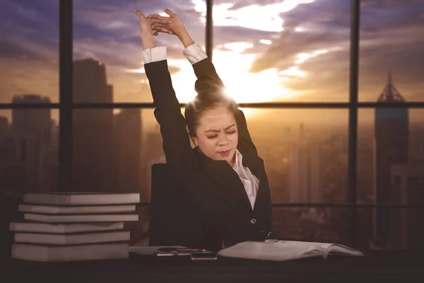 Imagen Del Gerente Femenino Cansado Mientras Estira Los Brazos Después — Foto de Stock