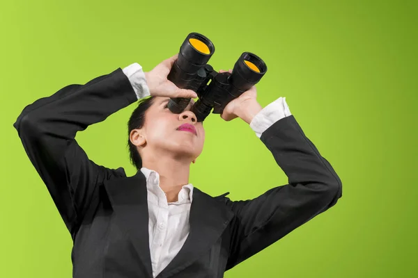 Vista Basso Angolo Del Manager Femminile Usando Binocolo Mentre Trova — Foto Stock