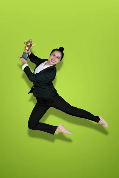 Retrato Mujer Negocios Joven Feliz Mientras Sostiene Trofeo Baila Estudio —  Fotos de Stock