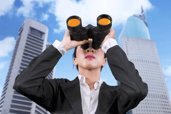 Vista Basso Angolo Giovane Donna Affari Utilizzando Binocolo Mentre Piedi — Foto Stock