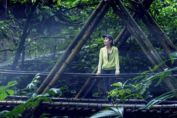 Imagem Uma Jovem Mulher Desfrutando Paisagem Situ Gunung Ponte Suspensa — Fotografia de Stock