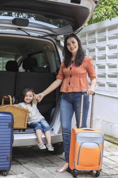 Vacker Mor Och Hennes Dotter Redo Att Resa Medan Ler — Stockfoto