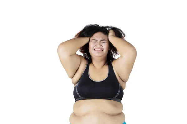 Imagem Mulher Gorda Deprimida Vestindo Sportswear Enquanto Coça Cabeça Fundo — Fotografia de Stock