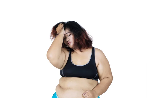 Imagem Mulher Gorda Parece Desesperada Enquanto Vestindo Sportswear Estúdio Fundo — Fotografia de Stock