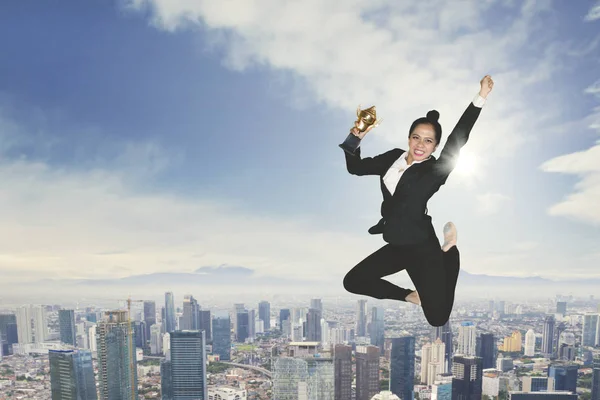 Retrato Empresária Animada Segurando Troféu Enquanto Dança Céu — Fotografia de Stock