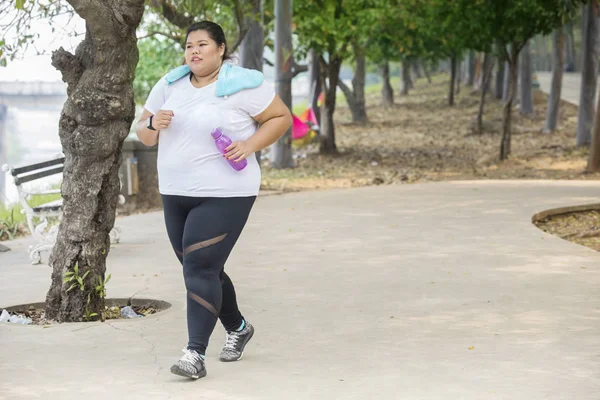 Picture Young Fat Woman Carrying Bottle Water While Jogging Park — Stock Photo, Image