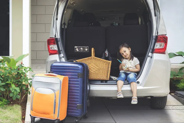 Imagem Menina Feliz Pronto Para Férias Enquanto Sentado Porta Malas — Fotografia de Stock