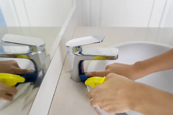 Nahaufnahme Der Hausmädchenhände Reinigen Wasserhahn Den Badezimmerhänden Mit Einem Sprühwaschmittel — Stockfoto