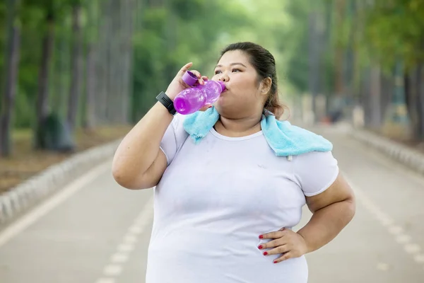 Picture Obese Woman Drinking Water Doing Workout While Standing Road — Stock Photo, Image