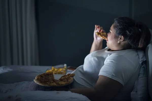 Ohälsosam Livsstilskoncept Feta Kvinnan Äter Pizza Och Titta Sängen Innan — Stockfoto