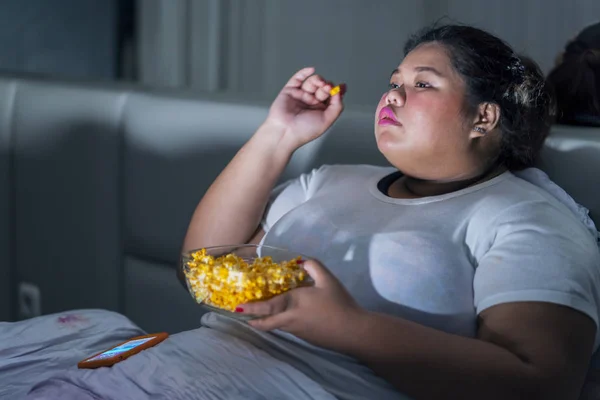 Bild Einer Übergewichtigen Frau Vor Dem Fernseher Während Sie Schlafzimmer — Stockfoto