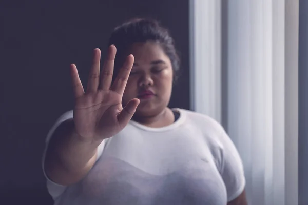 Εικόνα Από Παχύσαρκη Γυναίκα Μοιάζει Απελπισμένος Ενώ Δείχνει Χειρονομία Σταματήσει — Φωτογραφία Αρχείου