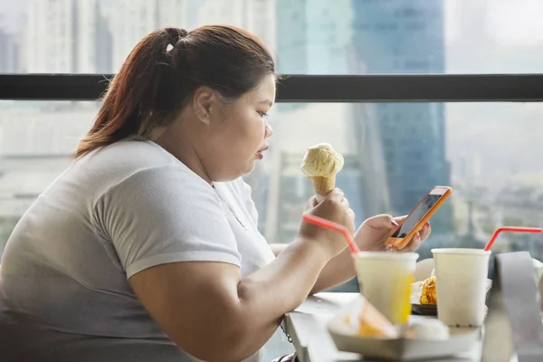 Vista Lateral Mujer Con Sobrepeso Usando Teléfono Inteligente Mientras Sostiene —  Fotos de Stock