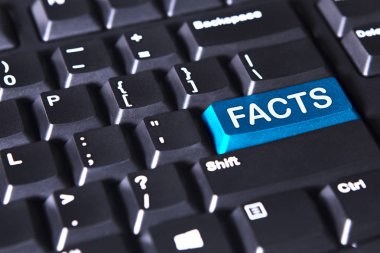 Bilgisayar klavye aslında kelime üstünde belgili tanımlık mavi düğme ile yakın çekim