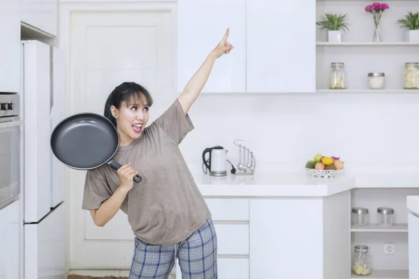 Foto Van Een Vrolijke Vrouw Met Een Koekenpan Tijdens Het — Stockfoto