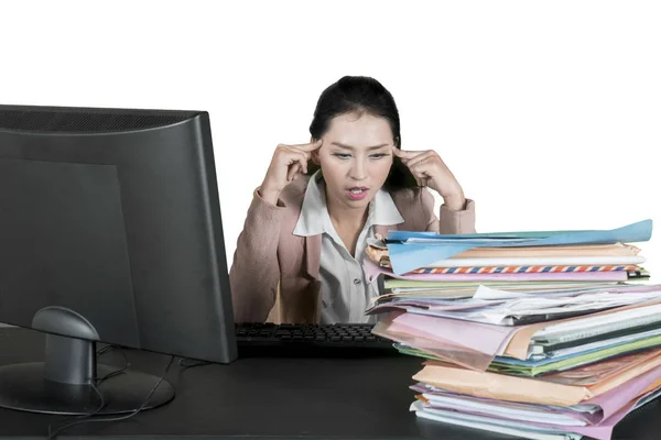 Wizerunek Przepracowany Kobieta Ból Głowy Patrząc Stos Dokumentów Studio — Zdjęcie stockowe