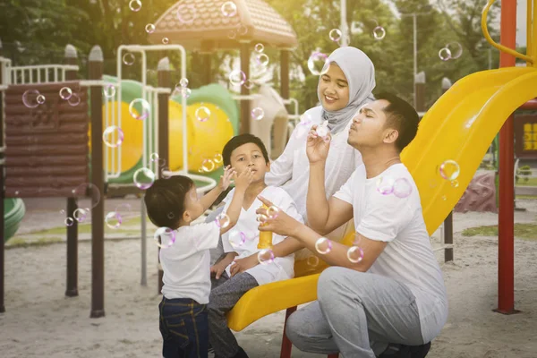 Imagen Una Joven Familia Feliz Jugando Con Burbujas Jabón Patio —  Fotos de Stock