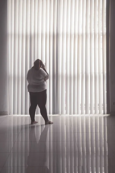 Visão Traseira Mulher Gorda Solitária Parece Triste Ficar Perto Janela — Fotografia de Stock