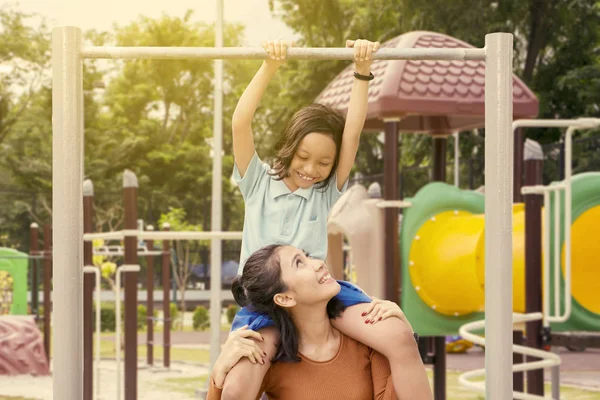 Junge Mutter Hilft Ihrer Tochter Auf Dem Spielplatz Mit Einer — Stockfoto